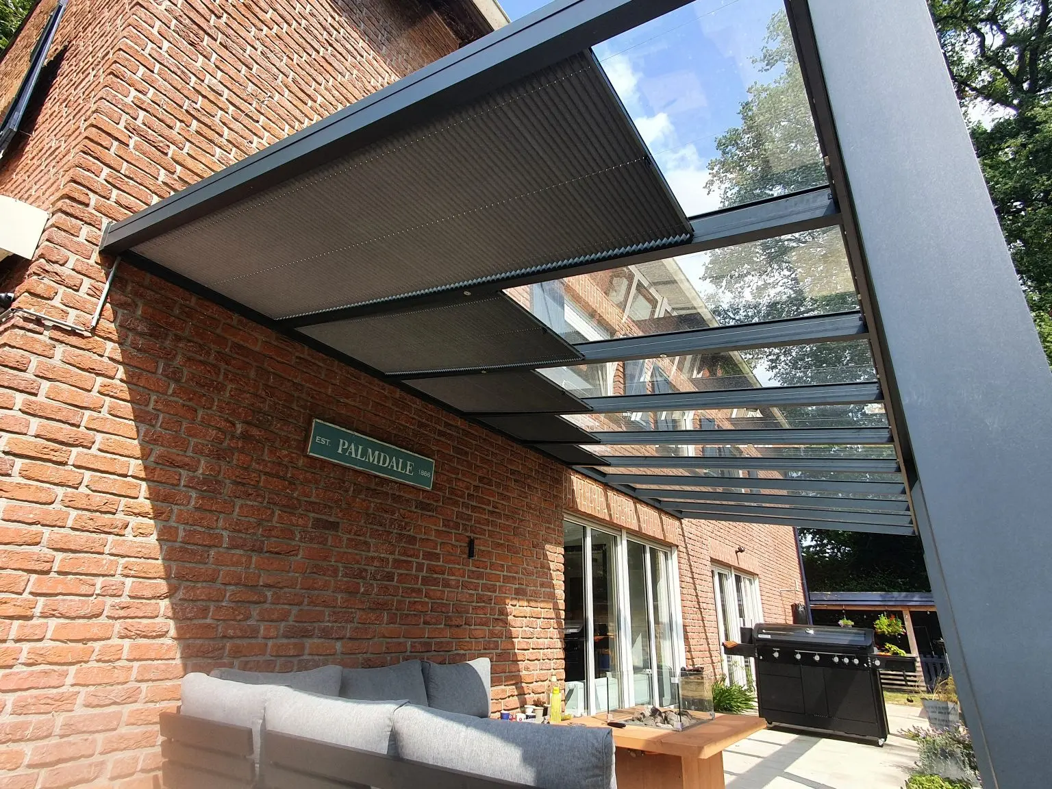 Plissee-Sonnenschutz unter einer Terrassenüberdachung