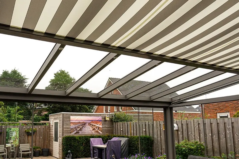 Innenliegende Dachmarkise unter einer Überdachung